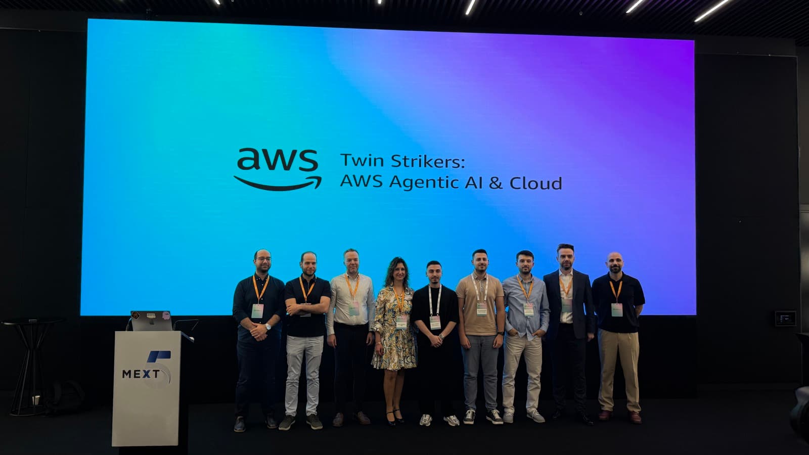 Twin Strikers sahnesinde konuşmacılar ve ekipler